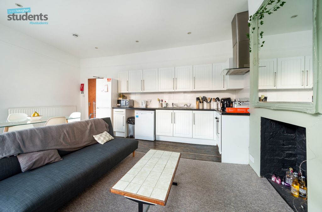 Property photo 2 of 11 76Eae32F-Ea65-4A5...