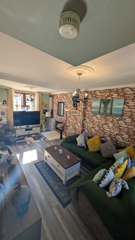 Property photo 3 of 15 Lounge