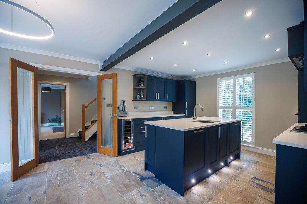 Property photo 2 of 28