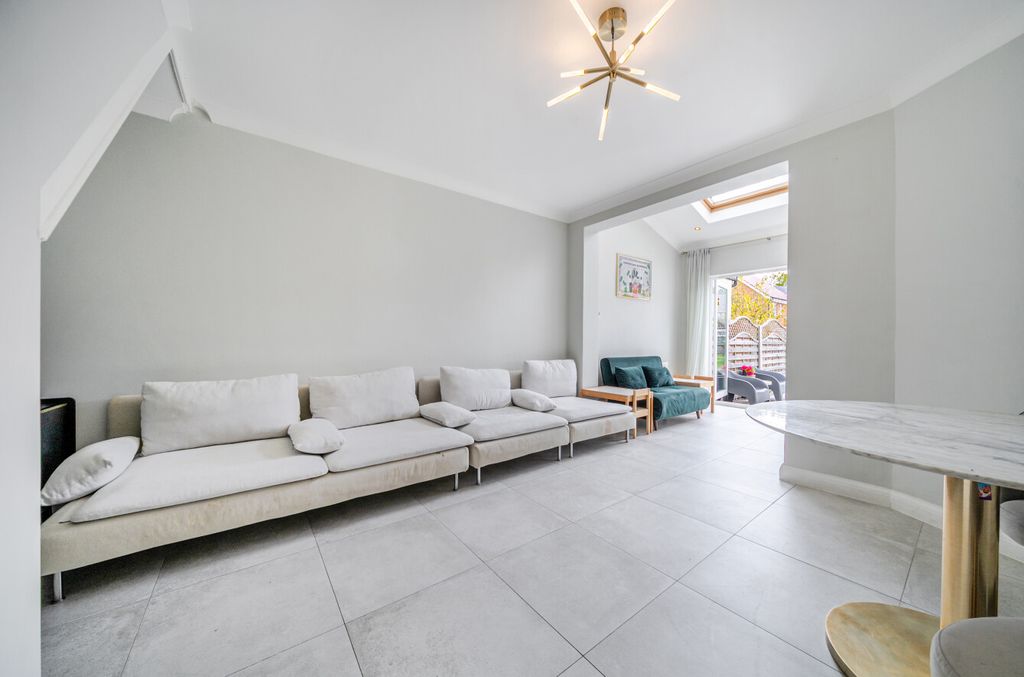 Property photo 3 of 18 Dining1