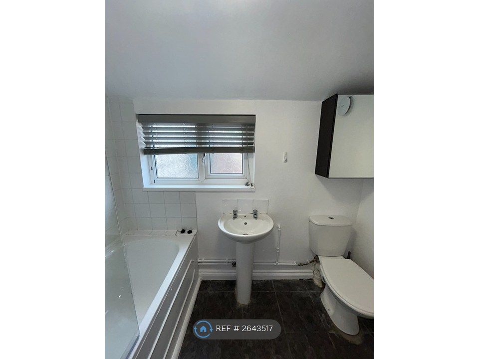 Property photo 3 of 10 Bathroom