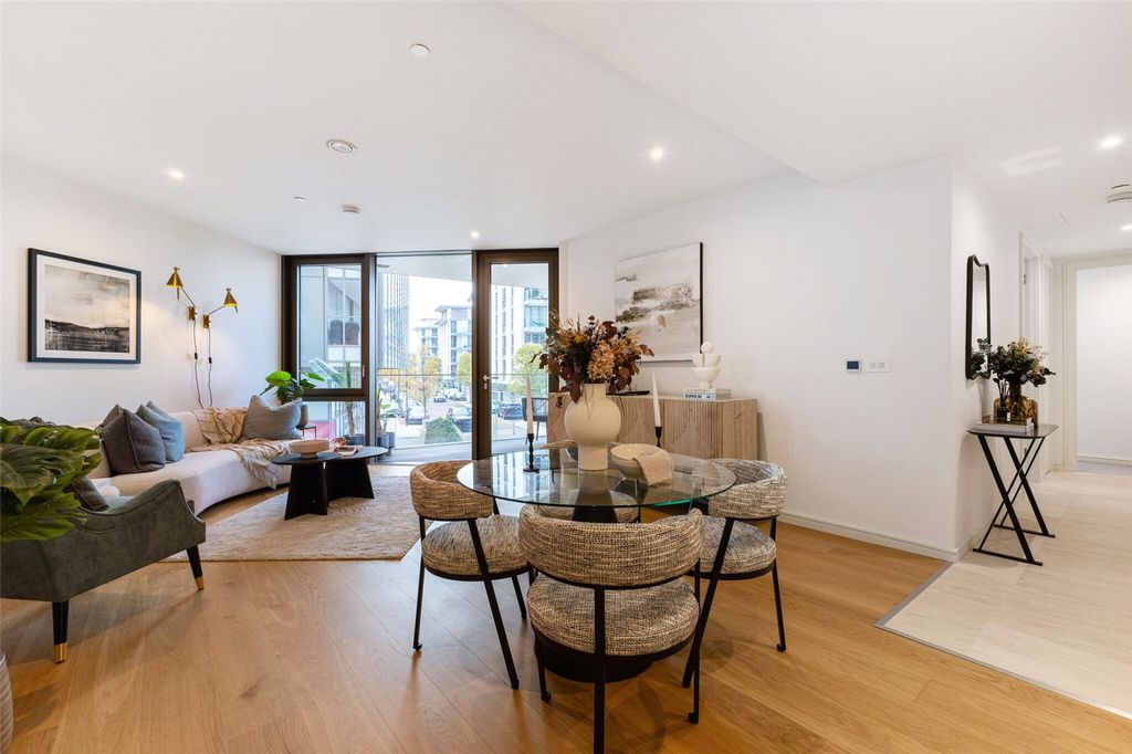 Property photo 3 of 31 Kitchen/Living