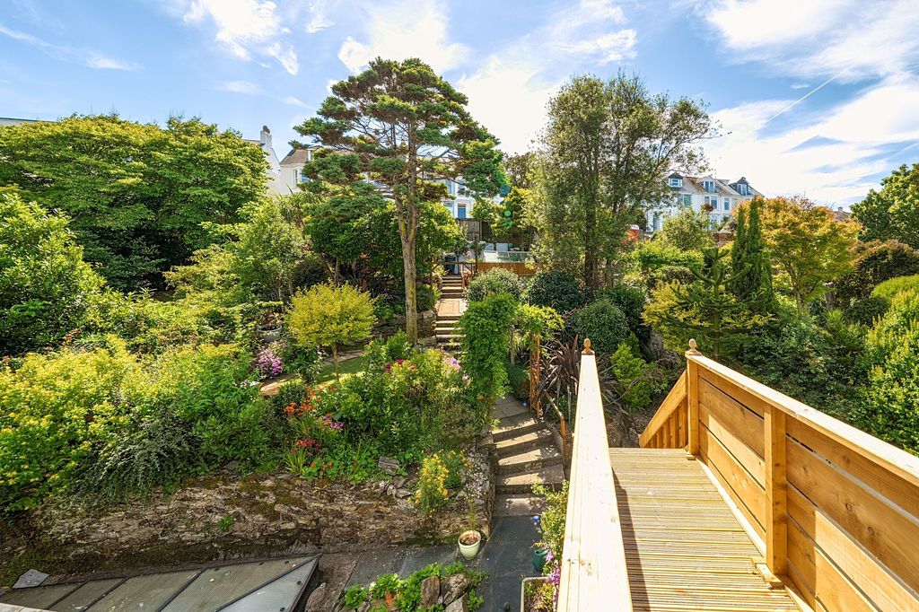 Property photo 2 of 31