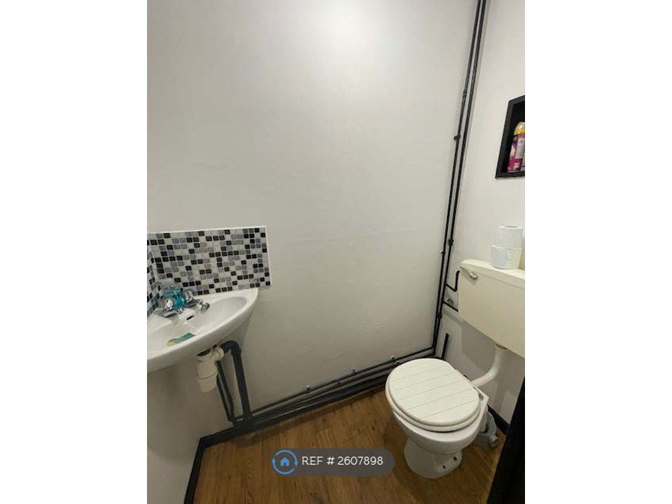 Property photo 2 of 10 Cloakroom