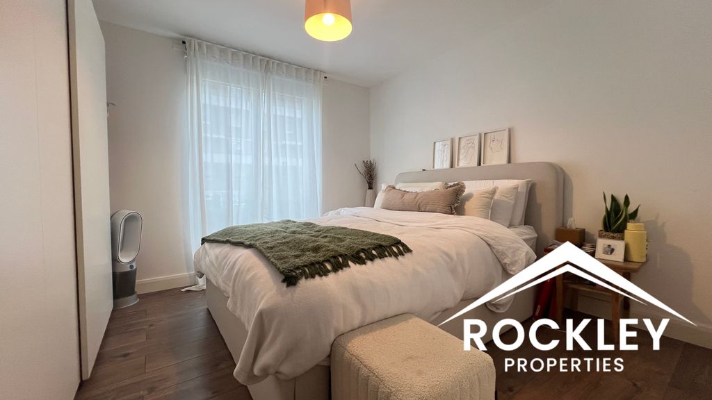 Property photo 2 of 19 Main Bedroom