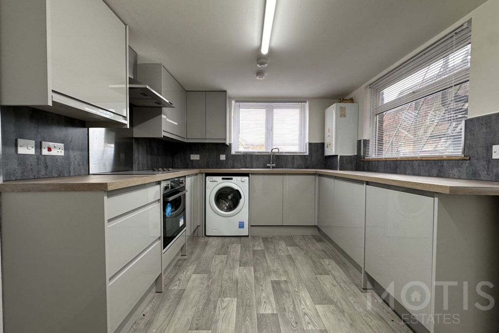 Property photo 1 of 7 Photo 4