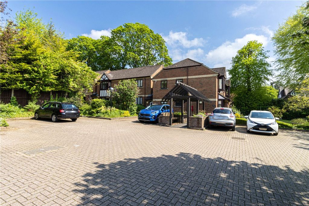 Property photo 1 of 11 Parking