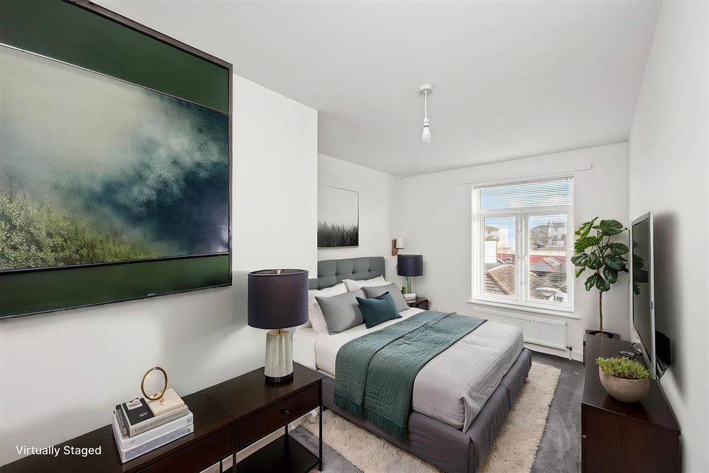 Property photo 3 of 15 Montague-Street