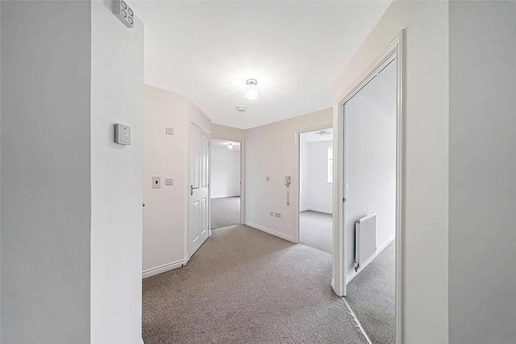 Property photo 2 of 21 Hallway