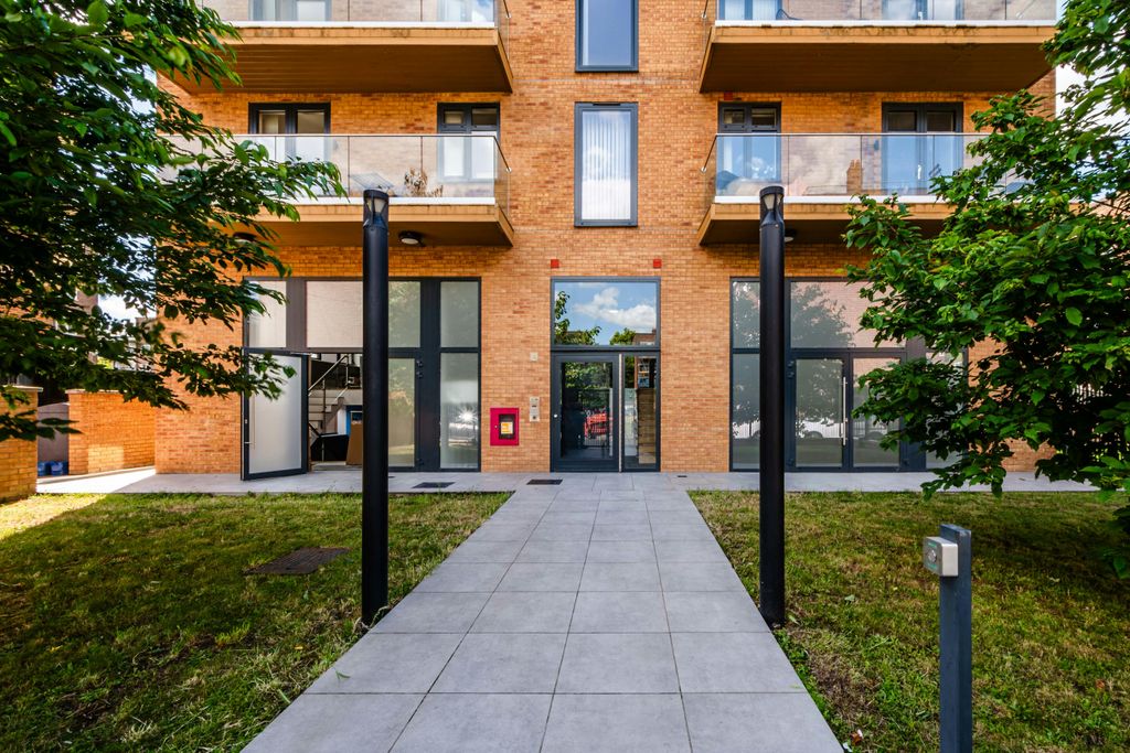 Property photo 1 of 15 Hoxton St 128 - Low Res 29.Jpg