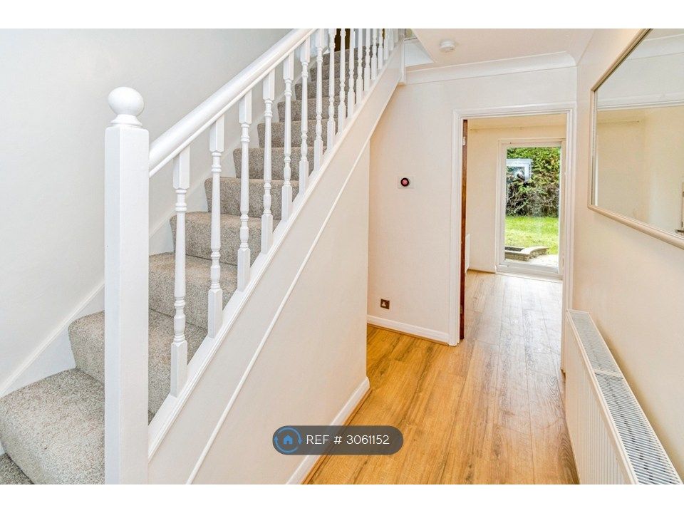 Property photo 2 of 18 Hallway