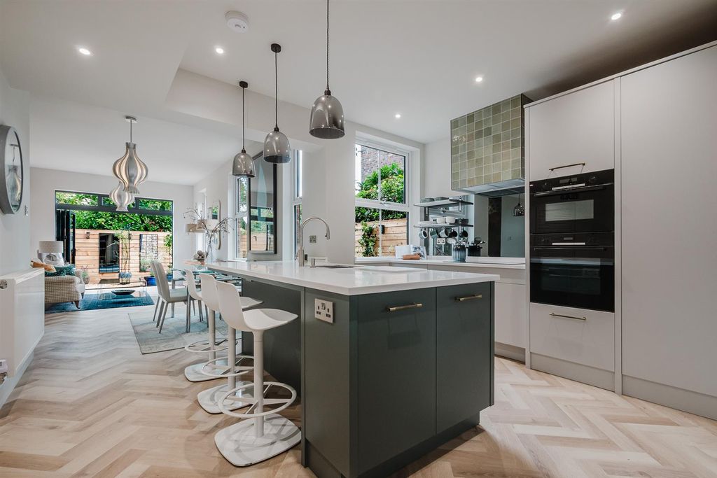 Property photo 3 of 41 Live In Dining Kitchen