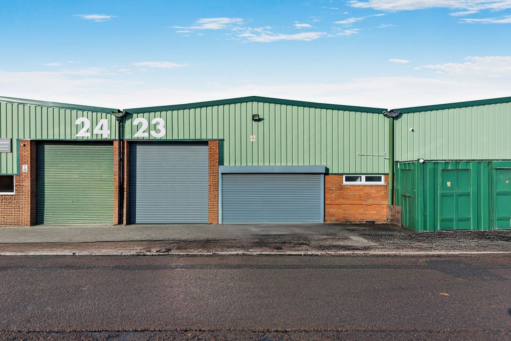 Property photo 3 of 5 8671171-Exterior03-800