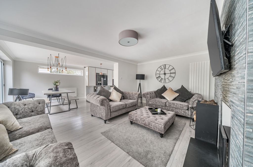 Property photo 2 of 13 1404269-24-697Cbb...