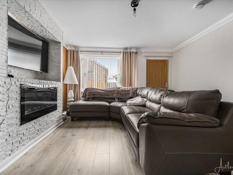 Property photo 3 of 15 Lounge