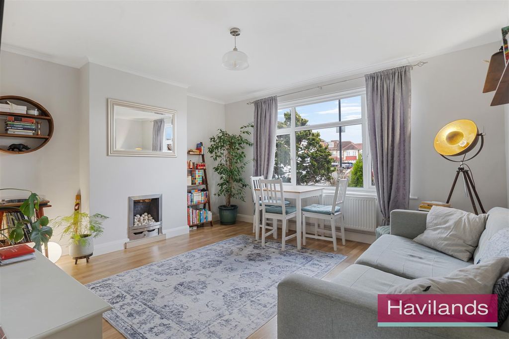 Property photo 2 of 12 Fairlawn Close-4.Jpg
