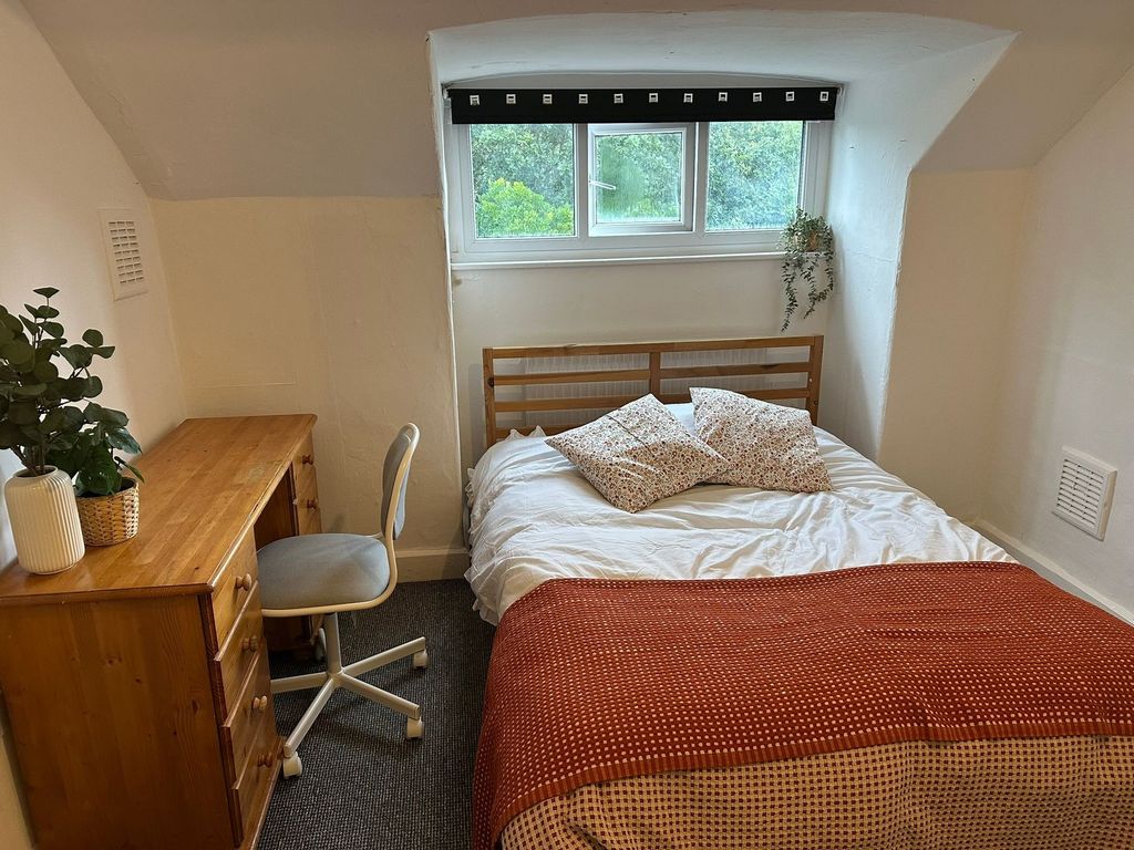 Property photo 2 of 17 A Cozy Bedroom Featuring A Comfortable Double Bed ...
