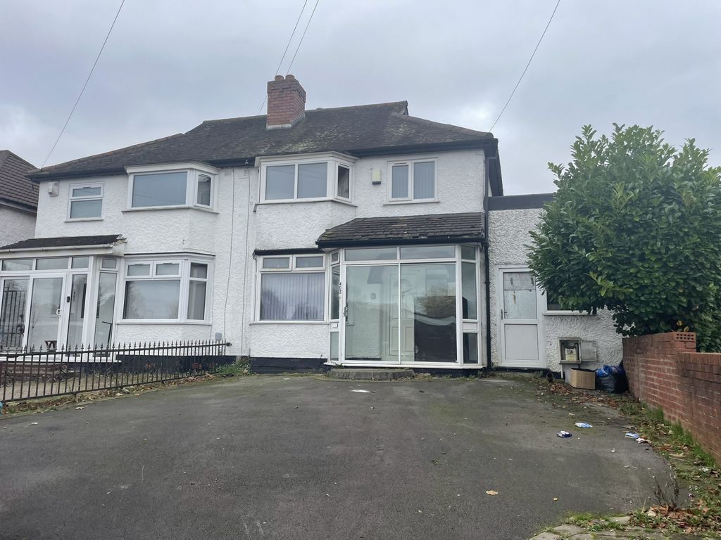 Property photo 1 of 16 A Large 3/4 Semi-Detached House For Sale With Driveway
