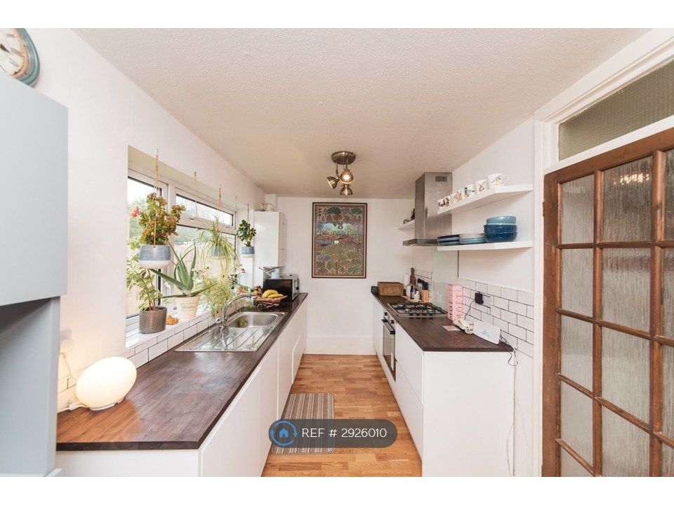 Property photo 3 of 8 Kitchen