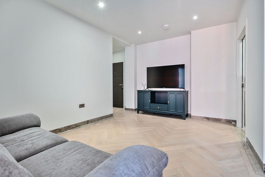 Property photo 3 of 17 1324114-9-686E39c...