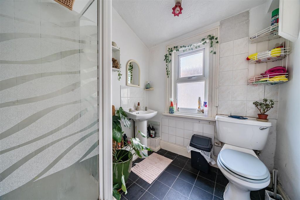 Property photo 3 of 15 Bathroom.Jpg