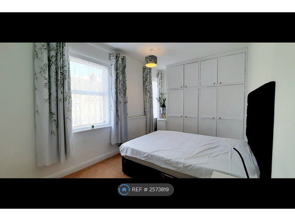Property photo 2 of 8 Green Bedroom 2