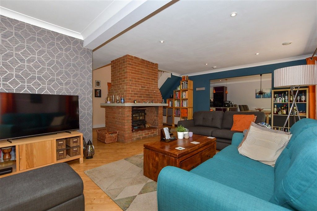 Property photo 3 of 13 Lounge