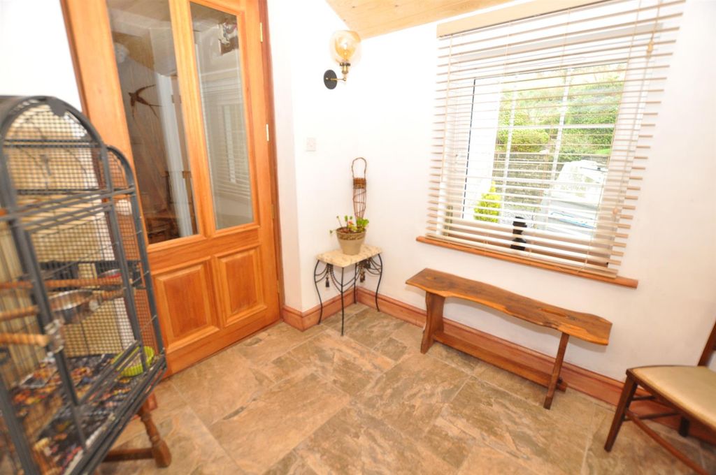 Property photo 3 of 27 Entrance Hall