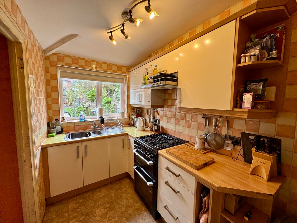 Property photo 3 of 11 Kitchen