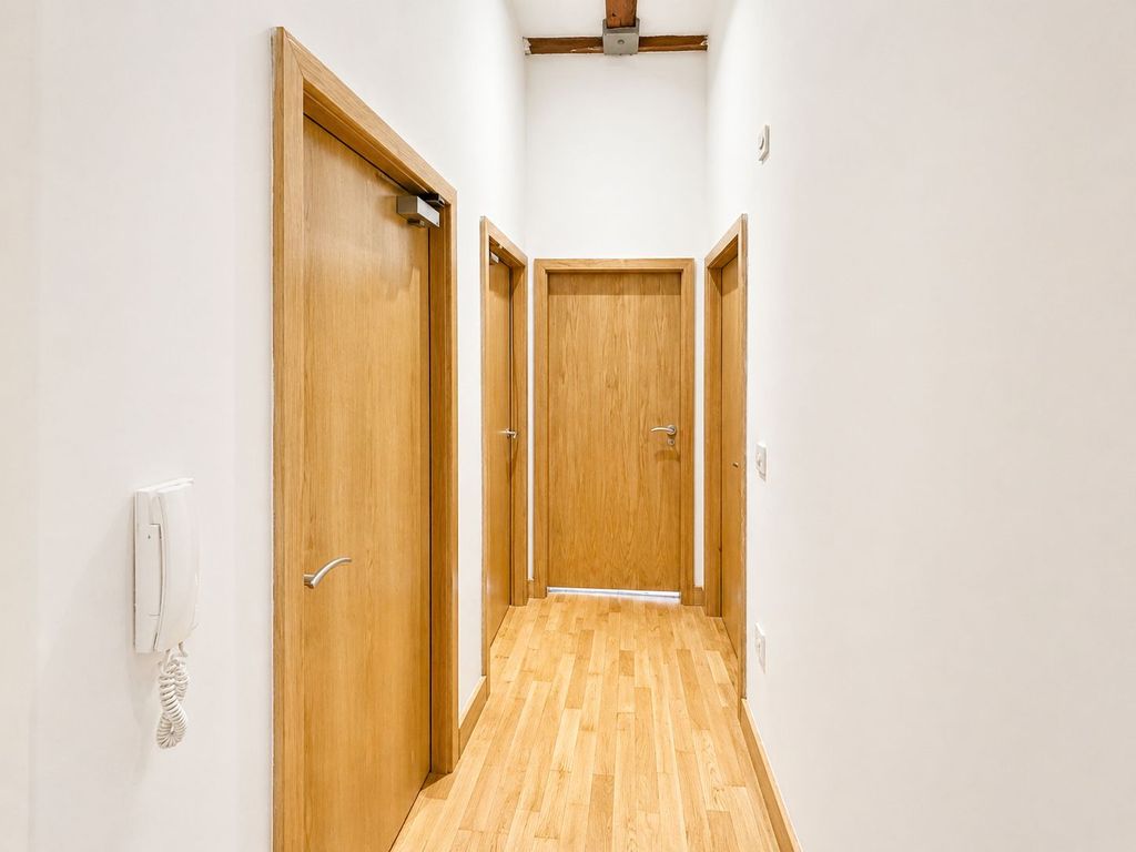 Property photo 3 of 8 Corridor