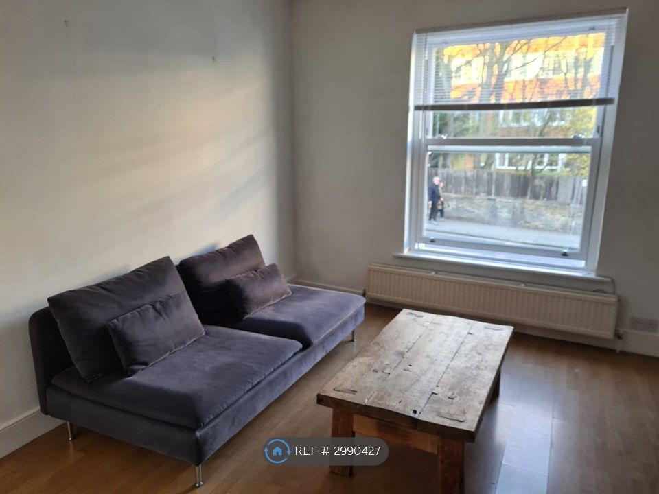 Property photo 3 of 18 Living Room