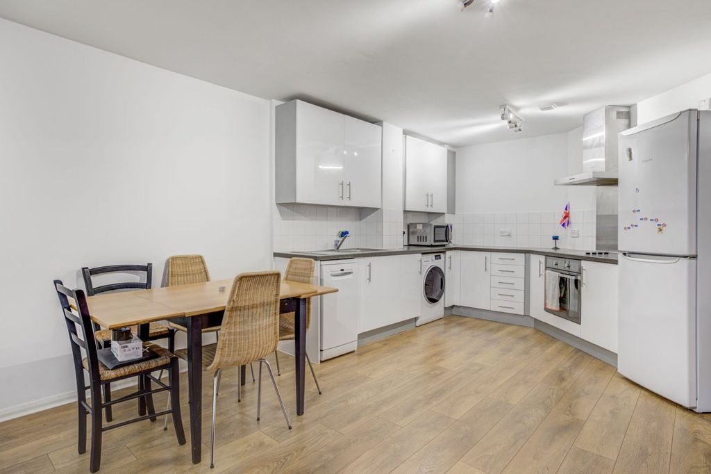 Property photo 2 of 7 Picture No. 11