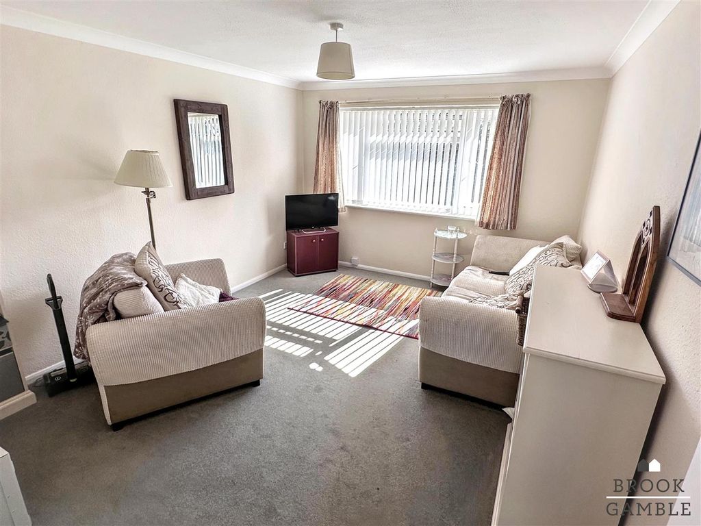 Property photo 3 of 8 01323 438506