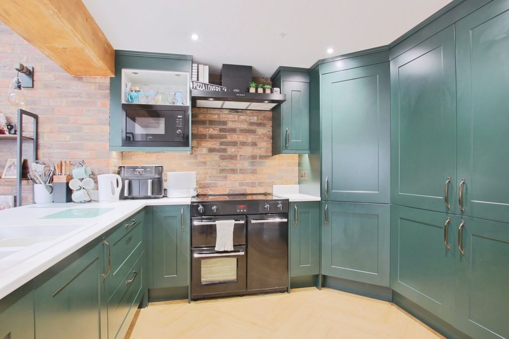 Property photo 3 of 18 4375016