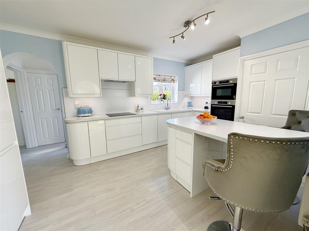 Property photo 2 of 24 Kitchen Breakfast Room