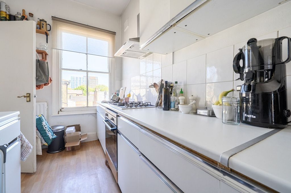 Property photo 3 of 10 Kitchen