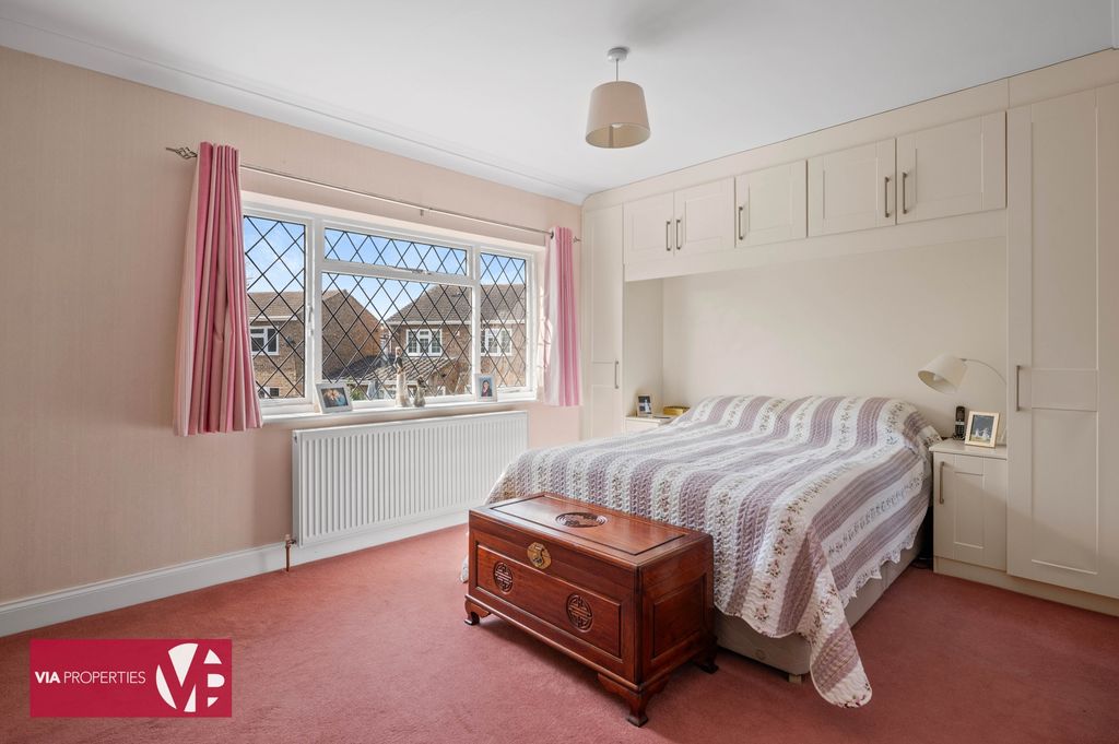 Property photo 3 of 32 The Chimneys Middle Street Nazeing Waltham Abbey En9 2LG Via Pro