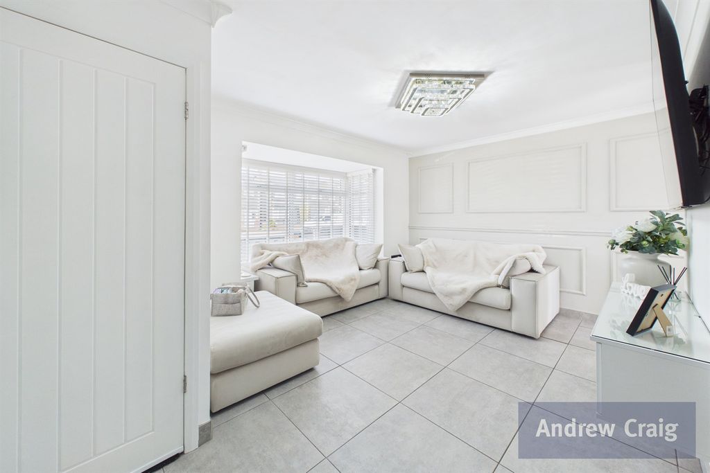 Property photo 2 of 16 Lounge