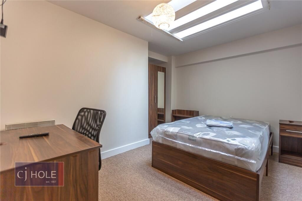 Property photo 3 of 11 Bright, Well-Maintained Double Bedroom Featuring A...