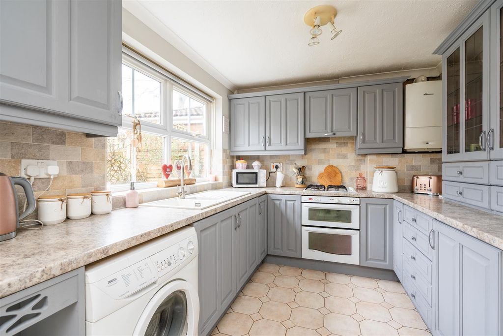 Property photo 3 of 13 9 Muntz Crescent_3.Jpg