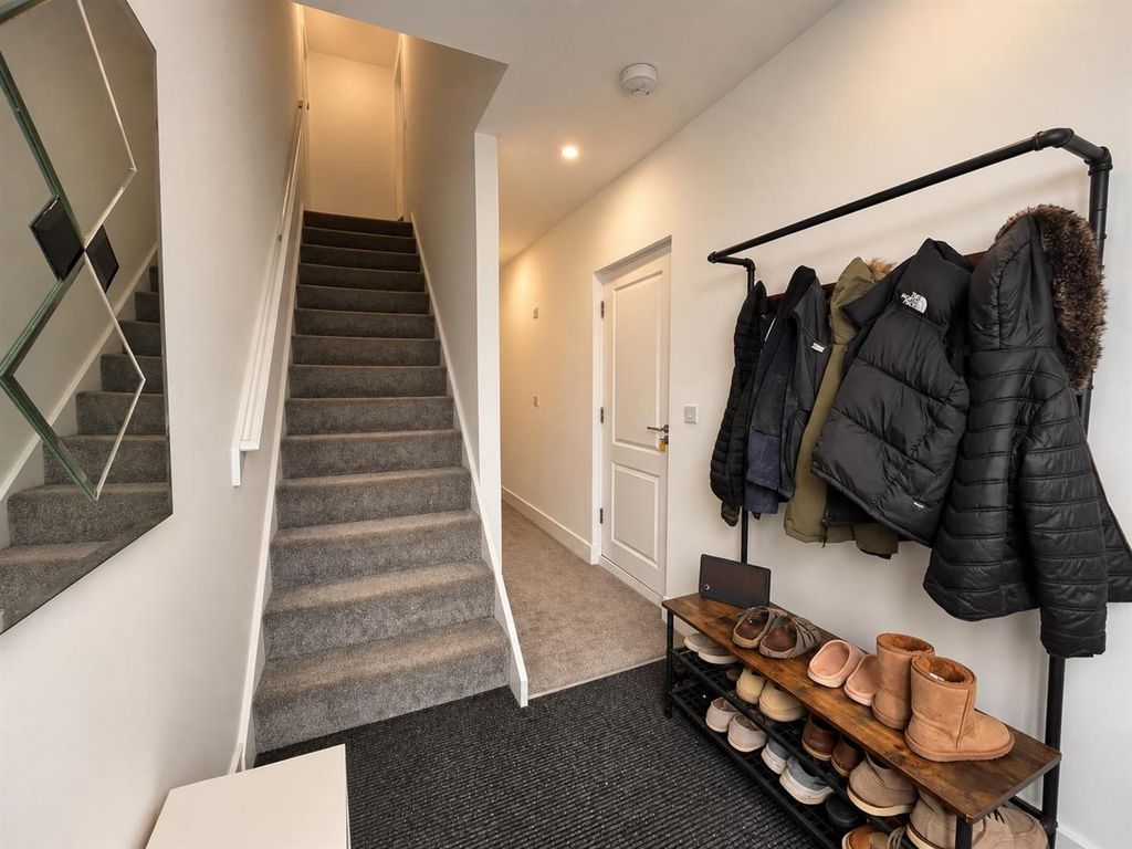 Property photo 2 of 17 Entrance Hall.Jpg