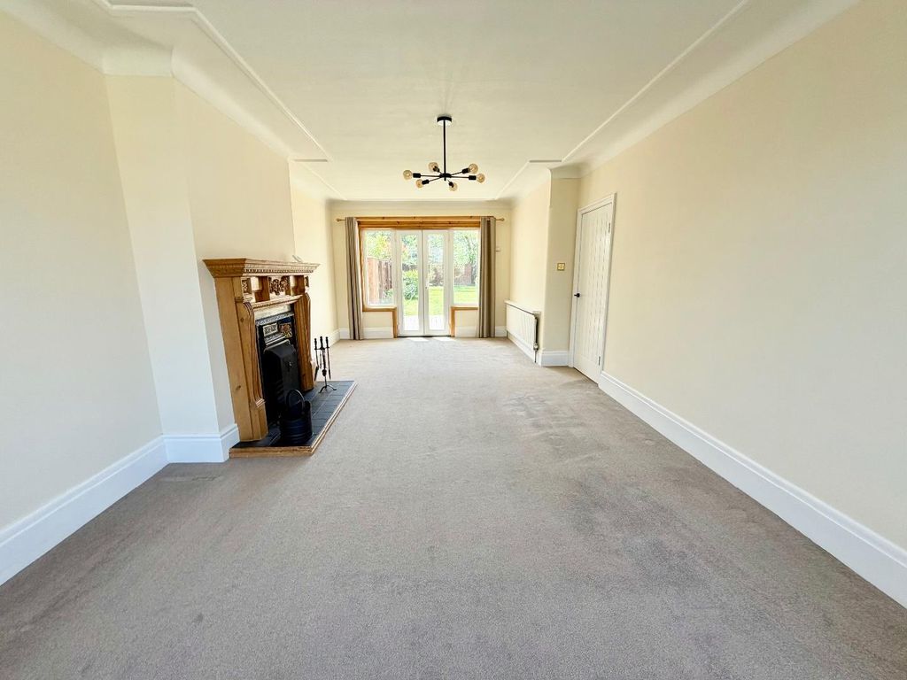 Property photo 3 of 15 Lounge