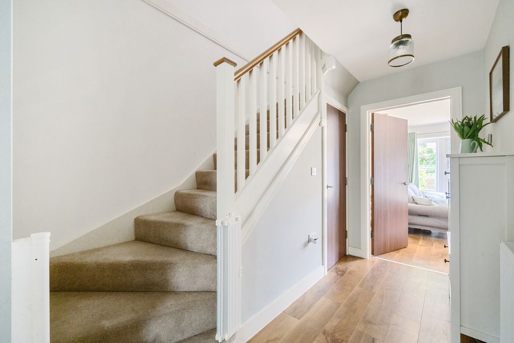 Property photo 2 of 19 1296986-1-6835Cf1...
