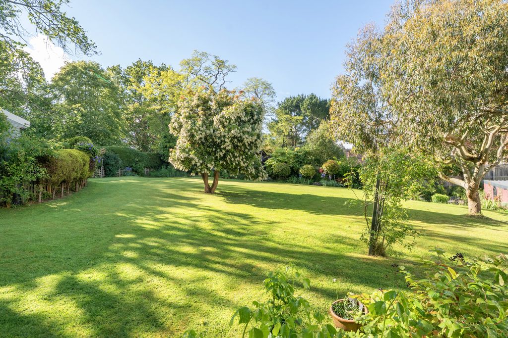 Property photo 2 of 23 .