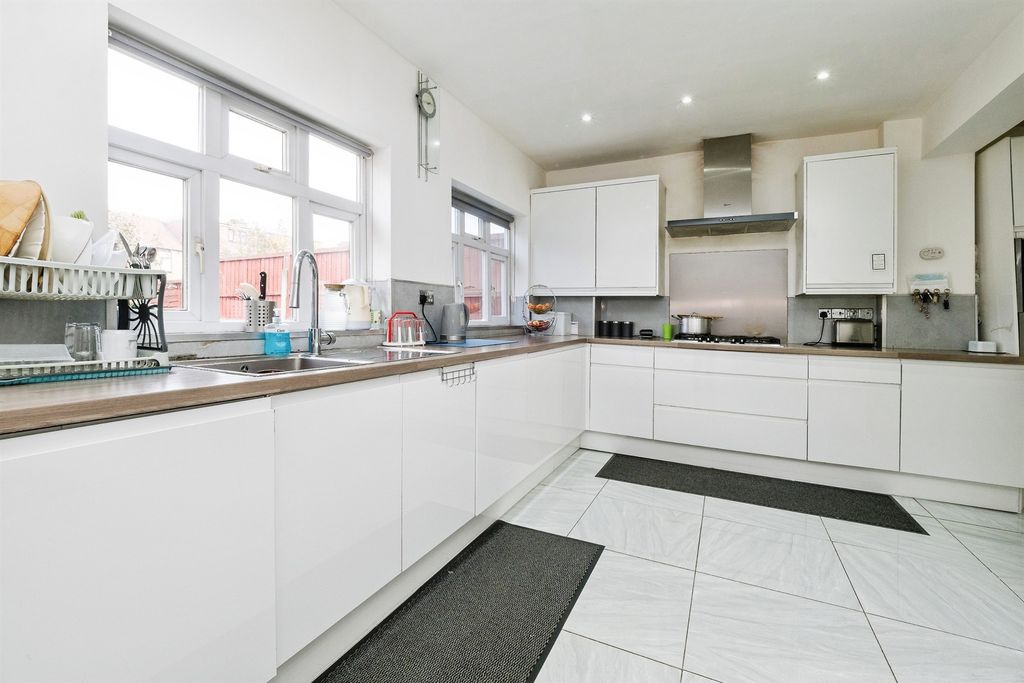 Property photo 2 of 27