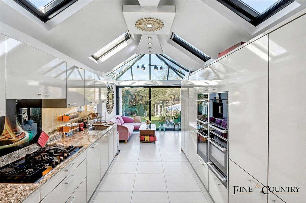 Property photo 2 of 22 Picture No. 11