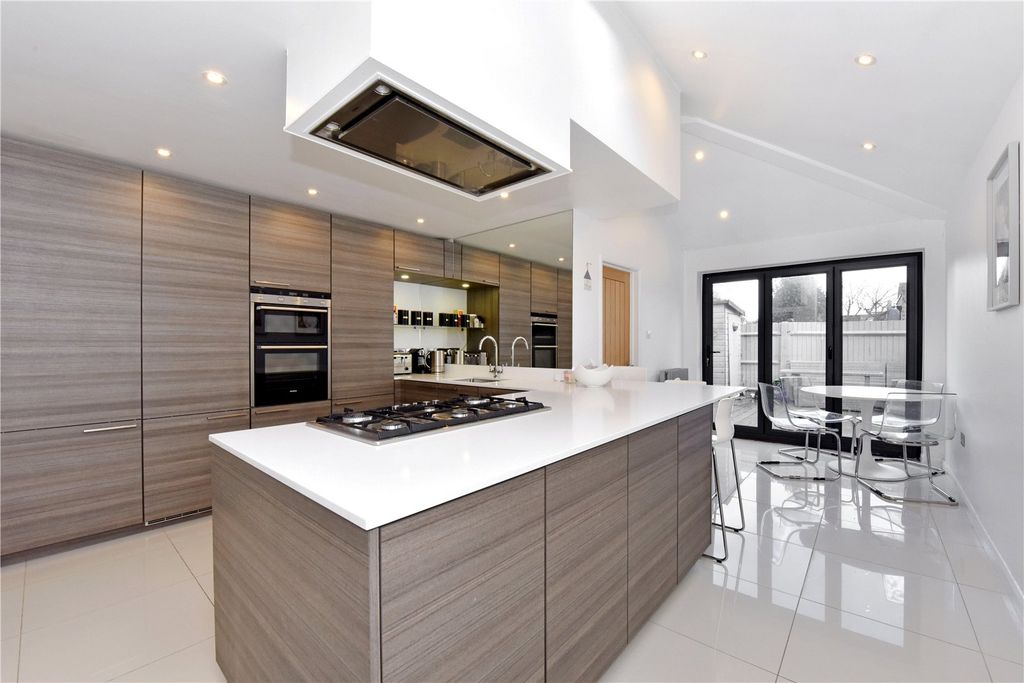 Property photo 2 of 10 Kitchen