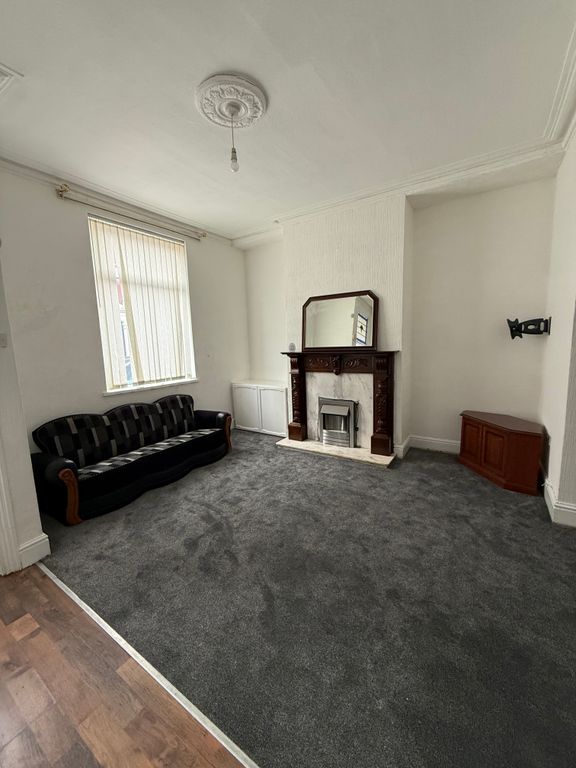Property photo 3 of 11 Lounge
