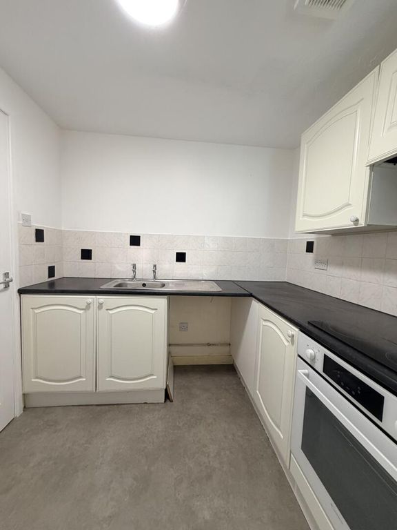 Property photo 3 of 19 Kitchen