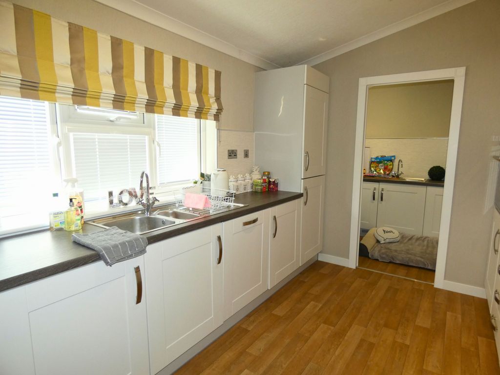 Property photo 3 of 7 Kitchen